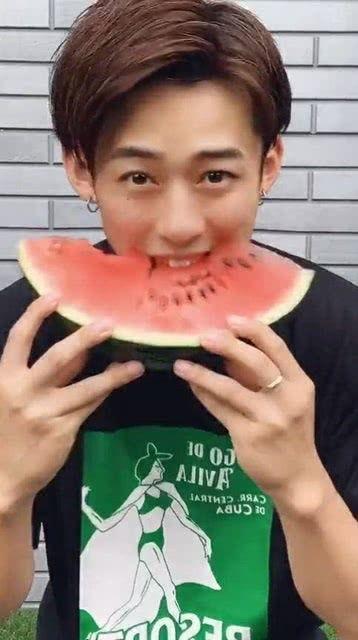 吃瓜网红小哥哥,揭秘网红小哥哥的吃瓜日常